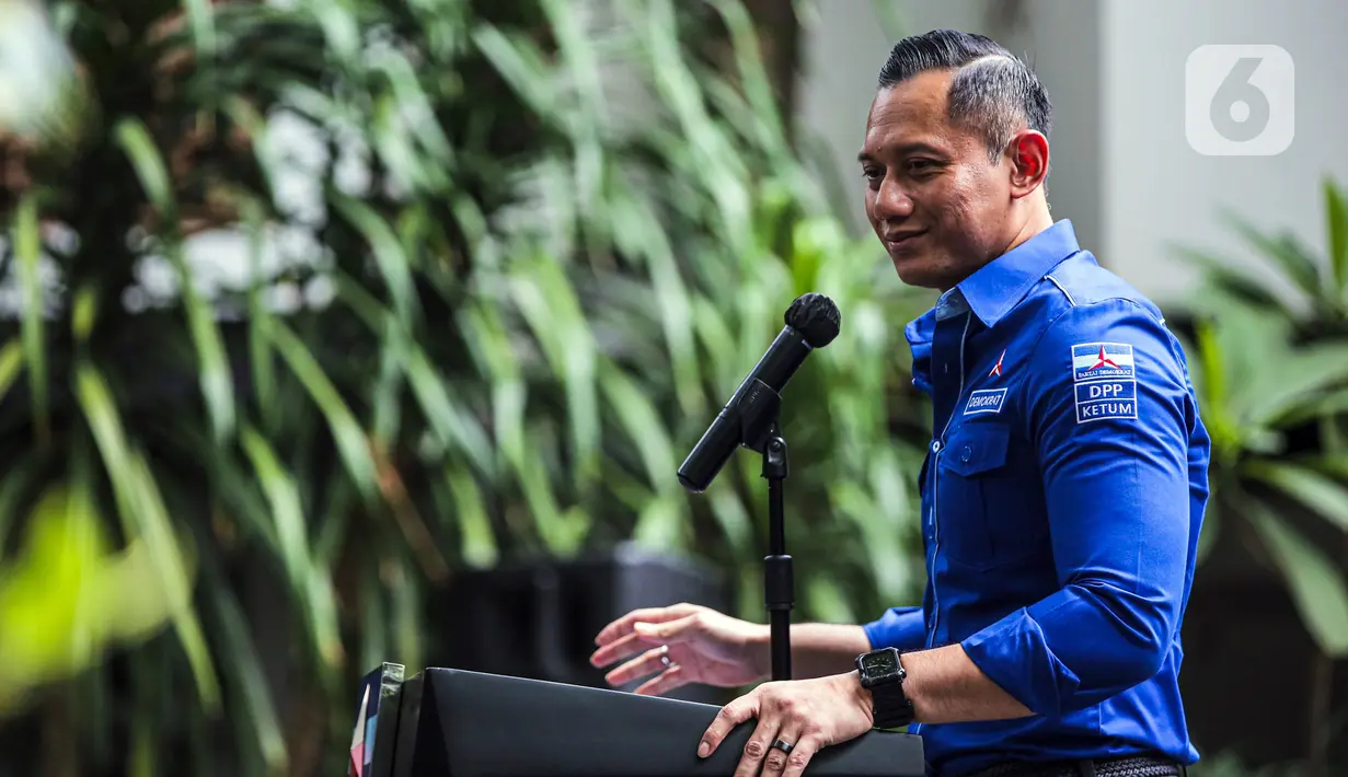 Ketua Umum Partai Demokrat Agus Harimurti Yudhoyono (AHY) menyampaikan tanggapan terkait kasus hukum yang menjerat Gubernur Papua Lukas Enembe di DPP Partai Demokrat, Jakarta, Kamis (29/9/2022). Partai Demokrat selalu dan terus konsisten mendukung setiap upaya penegakan hukum, termasuk masalah korupsi. (Liputan6.com/Faizal Fanani)