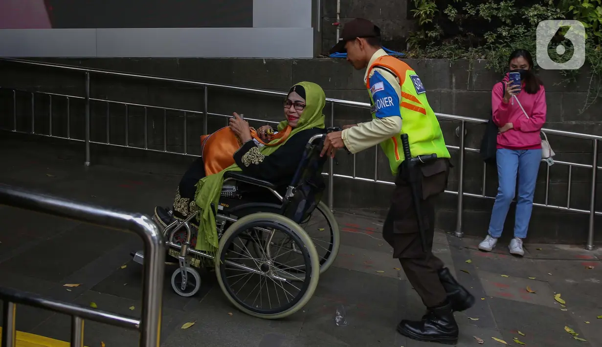 Selain fasilitas, KAI Commuter Line juga menyiagakan petugas di lapangan untuk membantu dan memberi layanan khusus bagi disabilitas dan para lanjut usia. (Liputan6.com/Angga Yuniar)