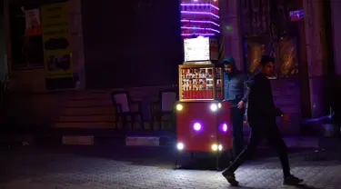 Seorang pria menjual rokok di Kota Gaza (18/2). Para penjual rokok dengan harga 1 syikal, atau lebih dari 25 sen dolar AS. Penduduk Gaza mengatakan lebih sedikit orang yang mampu membelinya. (Reuters/Dylan Martinez)