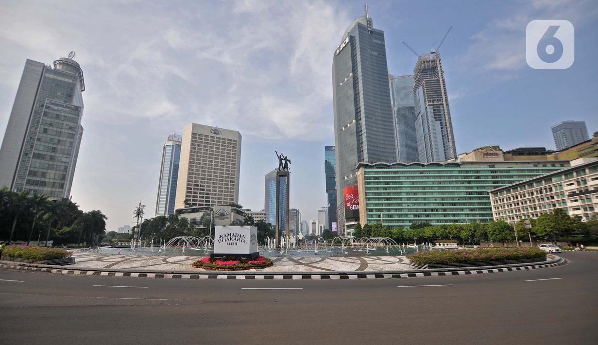 <p>Suasana lengang arus lalu-lintas di Jalan Jenderal Sudirman, Jakarta, Senin (2/5/2022). Hiruk-pikuk kemacetan lalu-lintas di Ibu Kota berubah lengang saat sebagian besar warga mudik ke kampung halaman untuk merayakan Idul Fitri 1443 Hijriah. (merdeka.com/Iqbal S. Nugroho)</p>