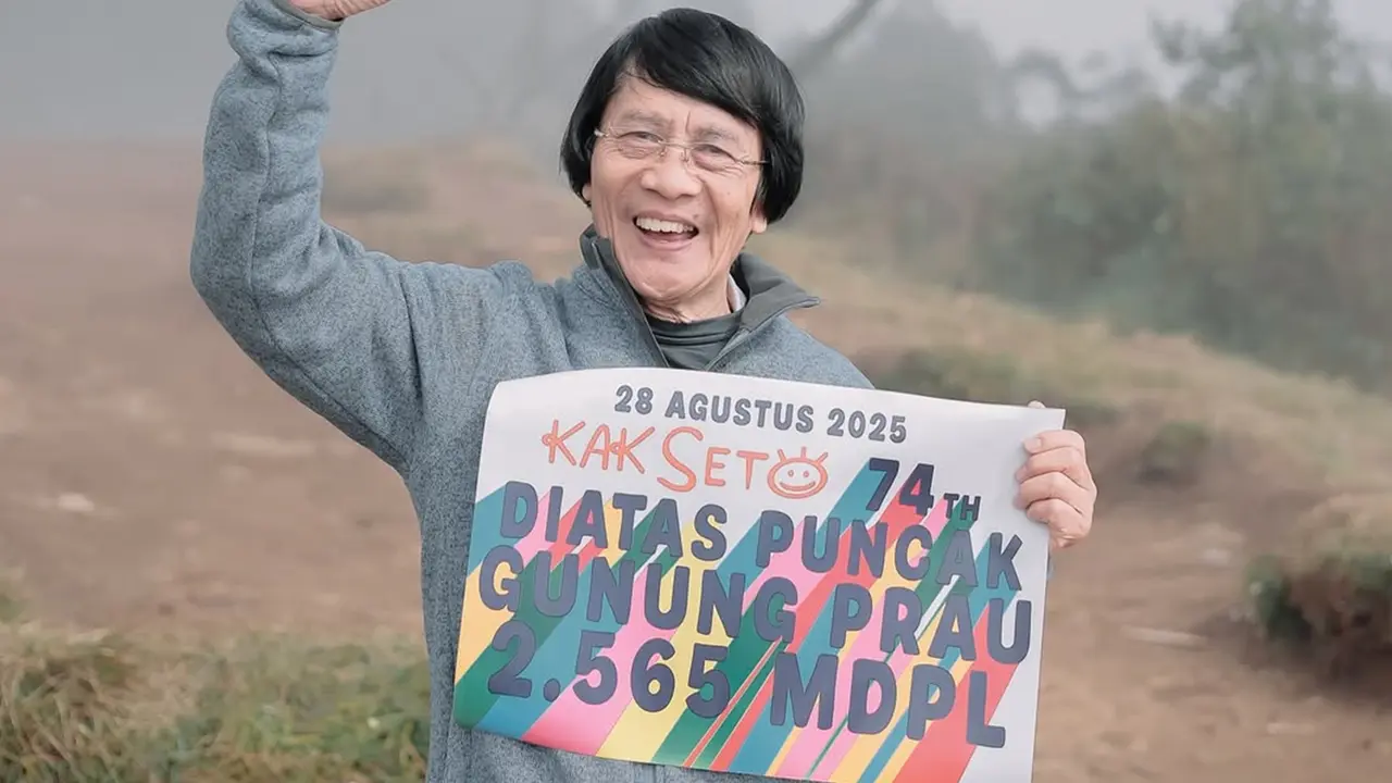 6 Potret Kak Seto Rayakan Ultah ke-74 di Gunung Prau, Menolak Tua Taklukkan Puncak
