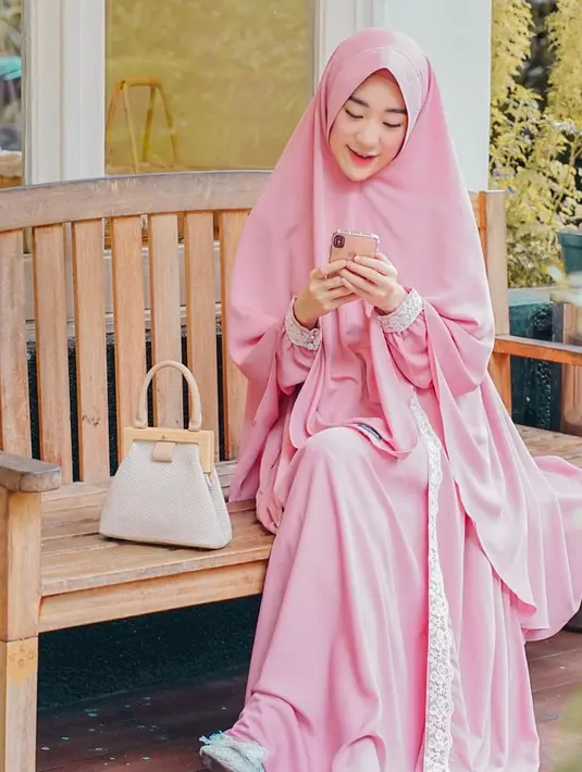 Menggunakan baju bewarna cerah, membuat penampilan selebgram sekaligus pebisnis ini semakin anggun. Kali ini Larissa menggunakan hijab dan gamis bewarna merah jambu.  (Liputan6.com/IG/larissachou)