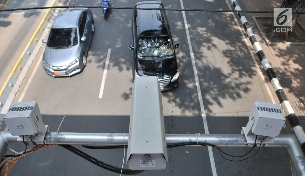 Kendaraan melintasi kamera CCTV sistem Electronic Traffic Law Enforcement (ETLE) di Simpang Sarinah, Jalan MH Thamrin, Jakarta, Senin (1/7/2019). Penempatan 10 titik CCTV dilakukan di antaranya JPO Bundaran Senayan, JPO Polda Semanggi, JPO Jalan Medan Merdeka Barat. (merdeka.com/Iqbal Nugroho)