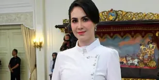 Kebaya berkerah tinggi ini dipadukan inner putih. Untuk bawahan, ia memilih mengenakan kain batik coklat. [@arumibachsin_94]