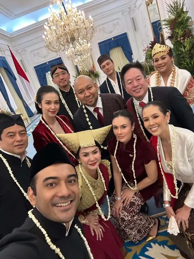 Model baju adat 7 seleb di upacara HUT RI ke-80 17 Agustus 2025, kompak foto bareng