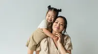 Ilustrasi ibu dan anak/copyright shutterstock.com/LightField Studios