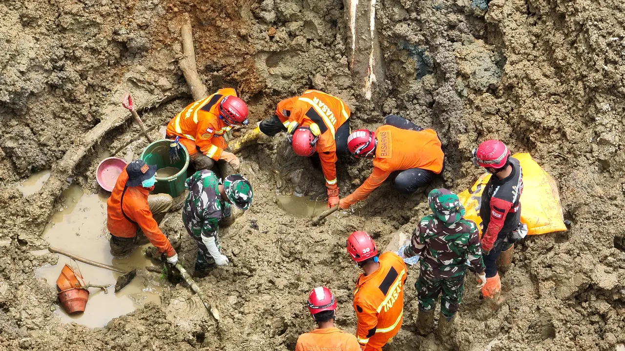 Tim SAR gabungan menemukan dua jenazah korban saat hari ketujuh operasi pencarian dan pertolongan dalam peristiwa longsor di Banjarnegara.