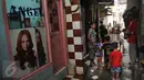 Aktivitas warga di Kawasan Kalijodo, Jakarta, Selasa (16/2). Dibalik gemerlapnya malam kalijodo menyimpan secerca harapan warga yang mencari pekerjaan halal dan dapat menaikkan derajat mereka. (Liputan6.com/Gempur M Surya)