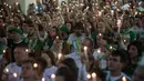 Ribuan fans dan kelurga korban pesawat Lamia 2933 menyalakan lilin memperingati satu tahun kecelakaan di Arena Conda stadium, Chapeco, Santa Catarina, Brasil, (28/11/2017). Sekitar 19 pemain Chapecoense meninggal. (AFP/Nelson Meida)