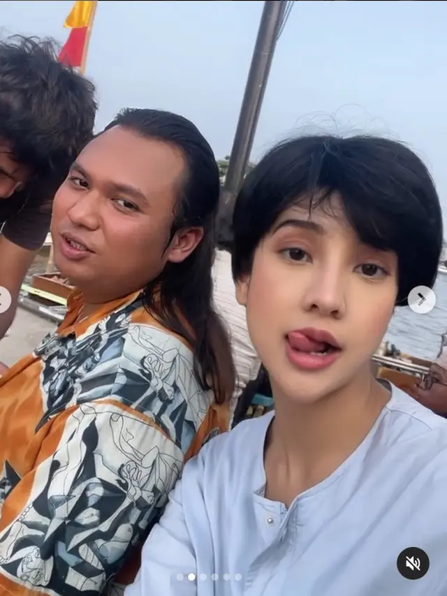 6 Potret Anya Geraldine di Balik Layar Film Mendadak Dangdut, Capek Tahan Tawa