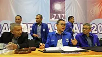 Ketua Umum PAN Zulkifli Hasan (tengah), Ketua Dewan Kehormatan PAN Amien Rais (kiri) memberikan keterangan pers di Jakarta, Senin (29/5). Rakernas tersebut, peserta membahas dua hal, yakni internal dan eksternal PAN. (Liputan6.com/Immanuel Antonius)
