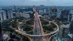 Orang-orang yang lewat Simpang Susun Semanggi kemarin (29/7) tak lupa mengunggah ke media sosial. (Sumber foto: Liputan6.com/Faizal Fanani)