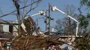 Seorang kru bekerja untuk memulihkan listrik di Algiers, sebuah lingkungan di New Orleans, Kamis (15/12/2022). Gubernur Louisiana John Bel Edwards mengatakan, sebanyak 21 tornado telah menghantam wilayah pada Selasa dan Rabu, meninggalkan jejak kerusakan yang cukup parah. (David Grunfeld/The Times-Picayune/The New Orleans Advocate via AP)