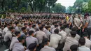 Polisi berjaga menjelang sidang perdana MK Pemilu 2019 di halaman depan Gedung Mahkamah Konstitusi, Jakarta, Jumat, (14/6/2019). Polri kembali menerapkan skema pengamanan empat lapis atau ring untuk mengawal jalannya sidang. (Liputan6.com/Johan Tallo)