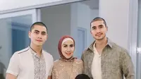 Momen kebersamaan Verrell bersama Athala yang botak dengan Venna Melinda dan adik angkatnya pun tak lepas dari sorotan. Bahkan, tak sedikit netizen yang menyebut jika penampilan Verrell saat botak tampak makin manly. (Liputan6.com/IG/@bramastavrl)