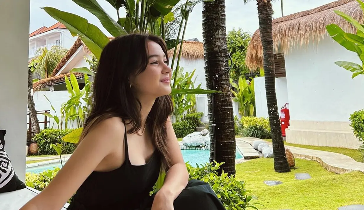 Kenakan dress sleeveless simpel warna hitam, penampilan Sandrinna Michelle tampak elegan. Rambut yang digerai semakin pancarkan pesona kekasih Junior Roberts ini. Outfit yang dikenakan oleh Sandrinna ini sangat cocok untuk liburan di alam. Unggah foto dengan angle samping dan memperlihatkan hidung mancungnya, tak sedikit yang insecure dengan kakak Richelle Skornicki ini. (Liputan6.com/IG/@sandrinna_11)
