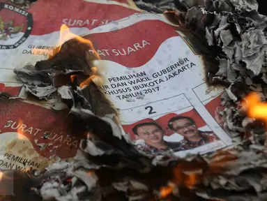 Surat suara yang rusak dibakar di Kantor KPUD DKI Jakarta, Selasa (14/2). KPUD DKI Jakarta memusnahkan 46.628 surat suara, dengan rincian 22.444 surat suara yang cacat atau rusak serta 24.184 surat suara baik sisa. (Liputan6.com/Immanuel Antonius)