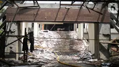 Kondisi gedung Hailai yang terbakar di kawasan Ancol, Jakarta Utara, Selasa (5/11/2019). Sebanyak 20 unit mobil damkar dikerahkan untuk memadamkan api yang membakar gedung Hailai pada Senin (4/11/2019) malam tersebut. (Liputana6.com/Faizal Fanani)