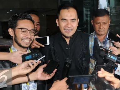 Pedangdut, Saipul Jamil memberi keterangan kepada awak media usai menjalani pemeriksaan di Gedung KPK, Jakarta, Selasa (17/1). Saipul diperiksa terkait suap pengurangan vonis kasus pelecehan seksual di PN Jakarta utara. (Liputan6.com/Helmi Affandi)