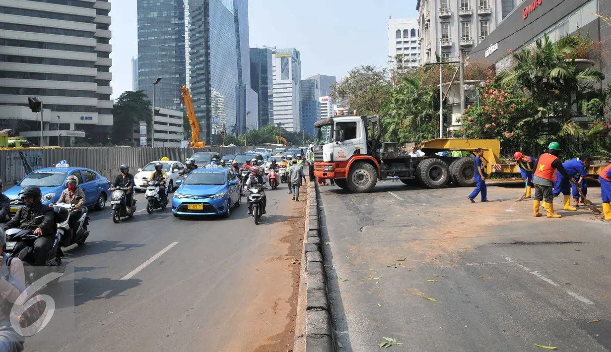Kemacetan terjadi akibat truk mengalami patah as di Jakarta, Selasa (29/9/2015). Imbas dari truk bermuatan alat berat mengalami patah as itu, Jalan Sudirman mengarah ke Jalan MH Thamrin terpantau padat. (Liputan6.com/Gempur M Surya)