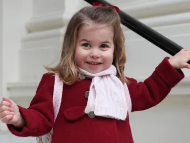 Dalam foto yang diabadikan Kate Middleton, Putri Charlotte bersiap menjalani hari pertama sekolah untuk anak usia dini di Willcocks Nursery School, London, Senin (8/1). Wajah Putri Charlotte tampak ceria dan penuh senyum. (Duchess of Cambridge via AP)