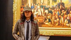 Rambut gondrong kini melekat pada aktor Dwi Sasono. Suami Widi Mulia ini memang belakangan masih mempertahankan rambut gondrongnya. Saat datang di acara gala premier film Mencuri Raden Saleh, ia juga tampil dengan rambut gondrong yang digerai. Topi bergaya vintage membuatnya kian terlihat bak seniman. (Liputan6.com/IG/@dwisasono)