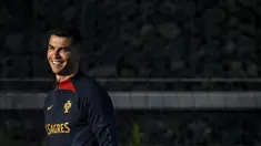 Penyerang Portugal Cristiano Ronaldo menghadiri sesi latihan menjelang laga kualifikasi Piala Eropa UEFA, Euro 2024 melawan Liechtenstein dan Luksemburg, di kamp pelatihan Cidade do Futebol di Oeiras pinggiran Lisbon, Senin (20/3/2023). (PATRICIA DE MELO MOREIRA / AFP)