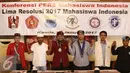 Sejumlah mahasiswa Indonesia yang tergabung di dalam organisasi PMII, GMNI, GMKI, PMKRI, HIKMAHBUDHI, dan KMHDI berfoto bersama usai menyampaikan lima resolusi 2017 di Jakarta, Kamis (19/1). (Liputan6.com/Faizal Fanani)