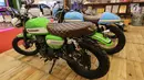 Sejumlah motor modifikasi bermesin Kawazaki W175 dipajang dalam pameran GAIKINDO Indonesia International Auto Show (GIIAS) 2019 di ICE BSD, Tangerang, Jumat (19/7/2019). Motor Kawazaki dengan model retro tersebut memakan waktu pengerjaan hingga tiga bulan. (Liputan6.com/Fery Pradolo)
