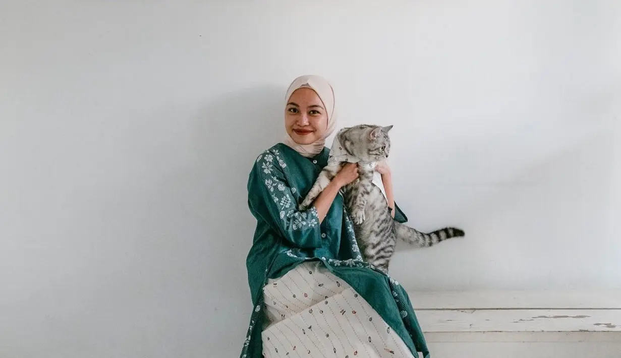 Penulis Rintik Sedu memiliki kucing yang sangat lucu bernama Abang. Abang biasanya selalu menjadi kucing penurut saat berada di pangkuan Tsana. Tsana sangat menyayangi Abang hingga kucing lucunya itu sering dibelikan pakaian yang menambah kesan lucu dari Abang. (Liputan6.com/IG/@ntsana)