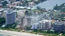 Foto udara memperlihatkan puing-puing di Champlain Towers South Condo, Surfside, Miami, Florida, Amerika Serikat, Jumat (25/6/2021). Empat korban diketahui tewas. (AP Photo/Gerald Herbert)