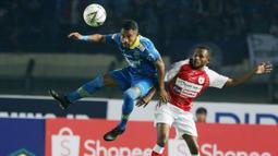 Pemain Persib Bandung, Ardi Idrus, menyundul bola saat melawan Persipura Jayapura pada laga Liga 1 2019 di Stadion Si Jalak Harupat, Bandung, Sabtu (18/5). Persib menang 3-0 atas Persipura. (Bola.com/M Iqbal Ichsan)