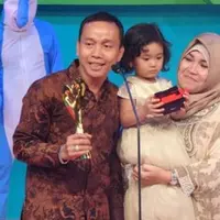 Abdul Razak dan  Umi Kalsum bersama Bilqis (Instagram/@ayutingting92)