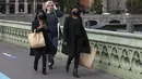 Orang-orang berjalan di Jembatan Westminster di London, Inggris (8/9/2020). Warga Inggris didesak untuk menangani pandemi dengan serius atau menghadapi "jalan bergelombang" di masa yang akan datang. (Xinhua/Han Yan)