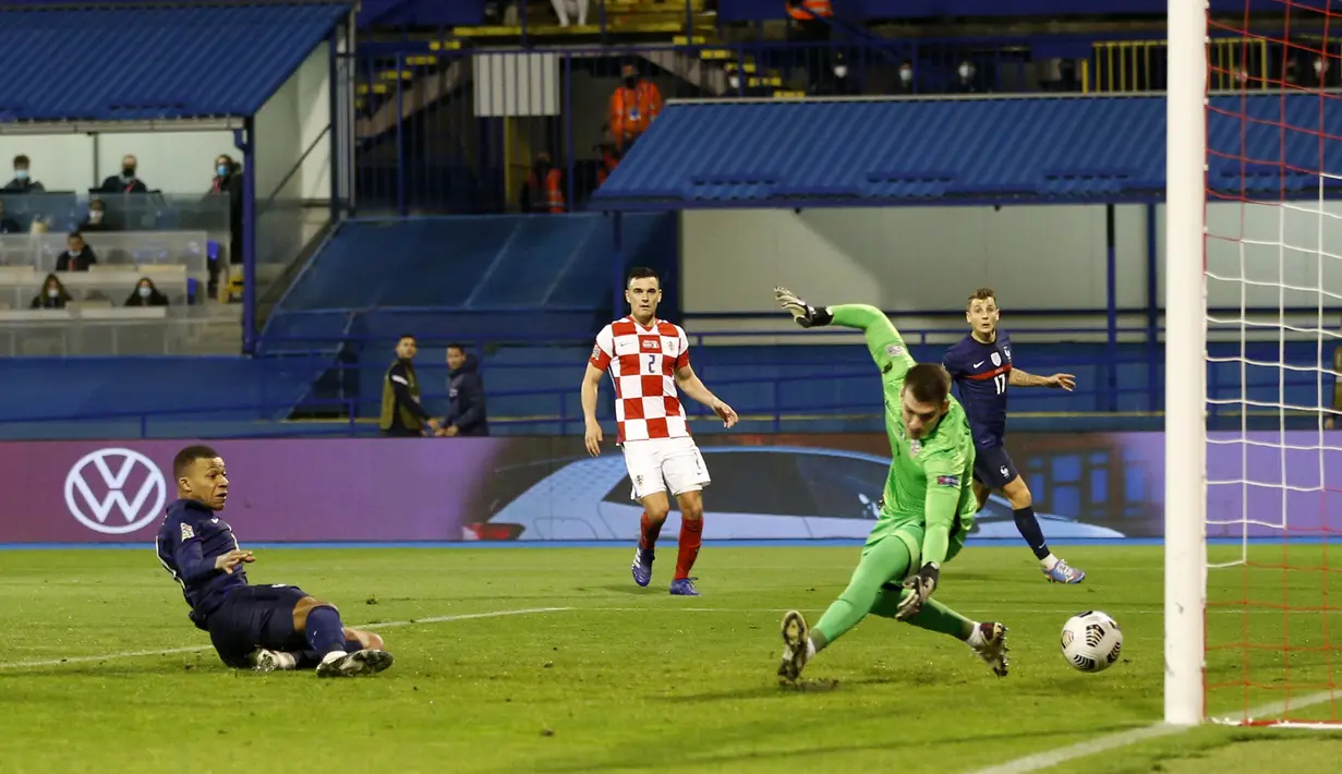 Pemain Prancis Kylian Mbappe (kiri) mencetak gol ke gawang Kroasia pada pertandingan UEFA Nations League di Stadion Maksimir, Zagreb, Kroasia, Rabu (14/10/2020. Prancis menang dengan skor 2-1. (AP Photo/Darko Bandic)