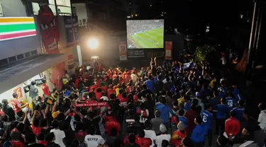 Liputan6.com bersama Nexmedia menggelar nonton bareng Manchester United kontra Chelsea di 7-11 Trunojoyo, Jaksel, Minggu (26/10/2014). (Liputan6.com/Andrian M Tunay)