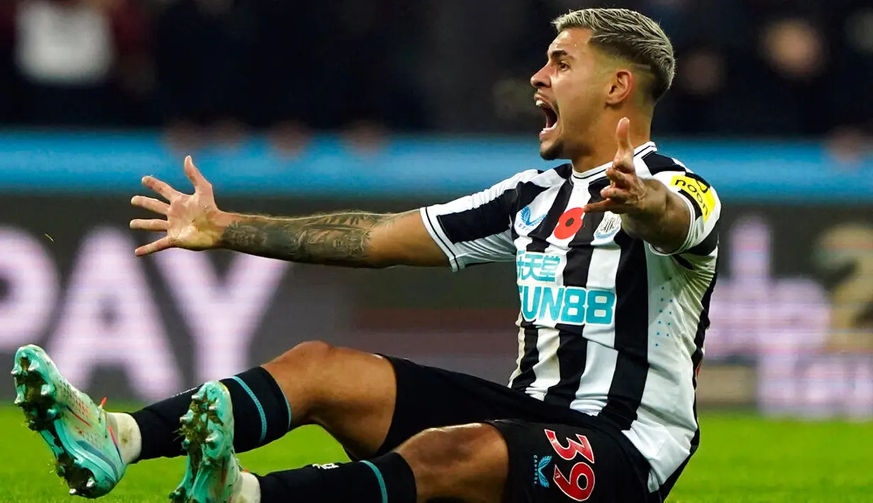 Pemain Newcastle United Bruno Guimaraes meminta tendangan bebas saat melawan Chelsea pada pertandingan Liga Inggris di St. James' Park, Newcastle, Inggris, 12 November 2022. Newcastle United mengalahkan Chelsea dengan skor 1-0. (Owen Humphreys/PA via AP)