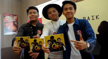 Boyband CJR (kiri ke kanan) Kiki, Aldi, dan Iqbal menunjukkan album terbaru mereka yang bertajuk Lebih Baik di kawasan kemang, Jakarta, (8/5/2015). Album tersebut mengkisahkan cinta remaja dengan sentuhan musik bernuansa 80an. (Liputan6.com/Faisal R Syam)