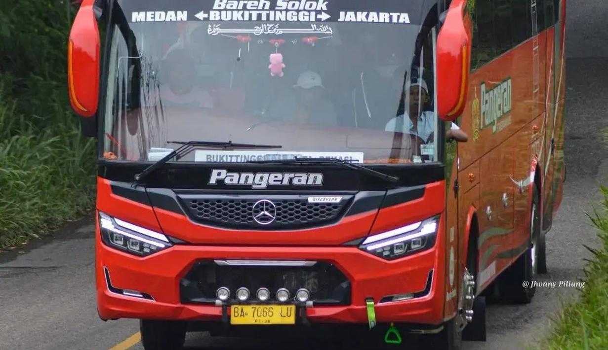 Laksana Discovery merupakan versi body big bus untuk sasis bermesin depan dengan bahasa desain serupa dengan jajaran SR3. Perbedaannya terlihat pada bagian depan yang terdapat grill besar sebagai jalur masuk angin ke mesin. (Source: Instagram/@jhonnyesmond19)