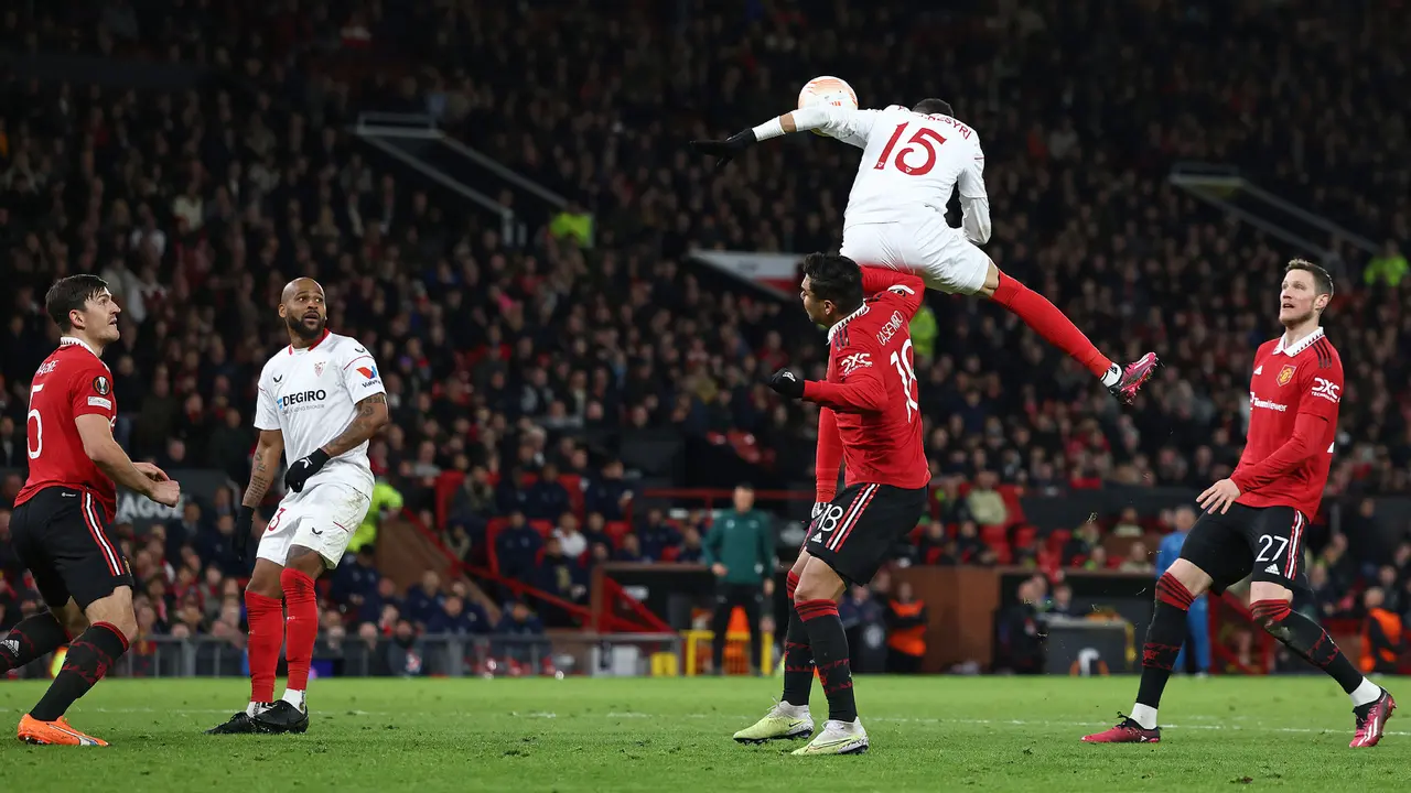 Foto: Gol Bunuh Diri Harry Maguire Pupuskan Kemenangan di Depan Mata MU saat Leg Pertama Perempat Final Liga Europa
