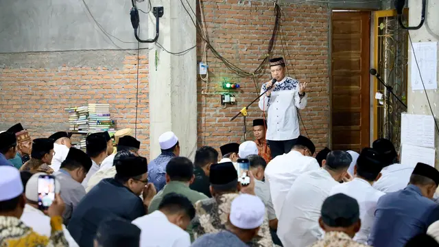 Penuh Khidmat, Kasatgas Tito Karnavian Salat Tarawih Bersama Masyarakat Aceh Tamiang