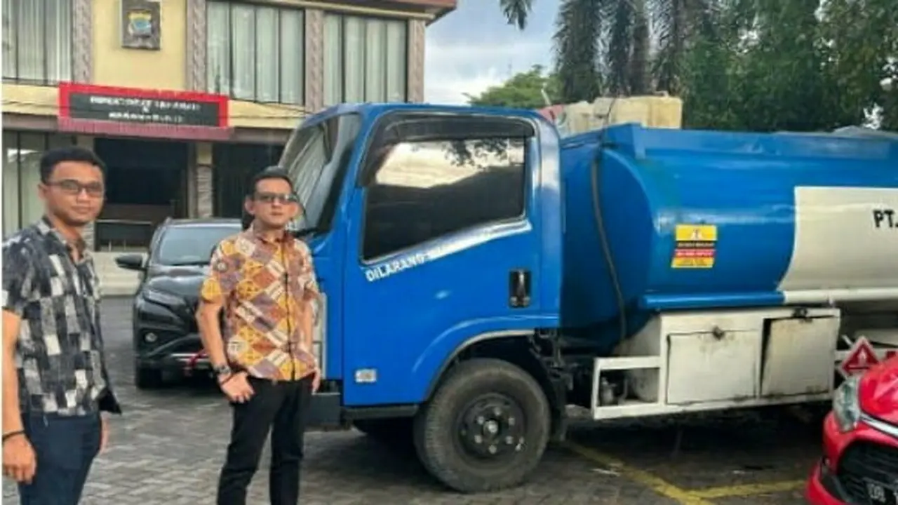 Barang bukti berupa sebuah mobil tangki merk Isuzu bertuliskan PT KEA yang akan memuat BBM jenis solar berjumlah 8 ribu liter.