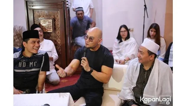 7 Potret Deddy Corbuzier Saat Menjalankan Salat Jumat Pertamanya