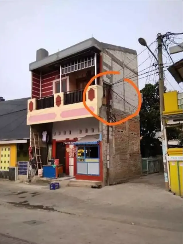 6 Potret Bangunan Terhalang Tiang Ini Bikin Bingung, Menyatu dengan Rumah
