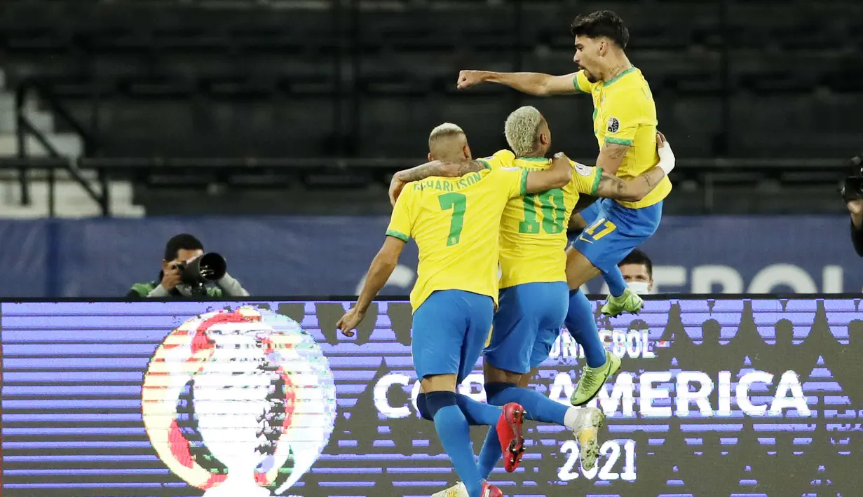 Timnas Brasil berhasil memastikan satu tempat di babak semifinal Copa America 2021 berkat kemenangan tipis 1-0 atas Chile. (AP/Silvia Izquierdo)