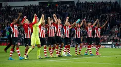 Para pemain PSV Eindhoven merayakan kemanangan usai pertandingan melawan Manchester United pada laga penyisihan grup B Liga Champions di Stadion Philips, Belanda (16/9/2015). PSV menang atas MU dengan skor 2-1. (Reuters/Andrew Couldridge)
