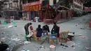 Sejumlah orang bersantai di sebuah jalan di Zhangzha, provinsi Sichuan, China barat daya, Kamis (10/8). Ratusan warga memilih menghabiskan malam di luar rumah setelah gempa 6,5 SR mengguncang wilayah itu dan menewaskan belasan orang (Nicolas ASFOURI/AFP)