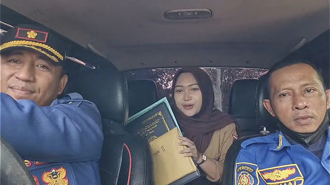 Meyva (17), Siswi SMK di Lampung Selatan meminta tolong Petugas Damkarmat mengambilkan rapor sekolah. Foto : (Istimewa).
