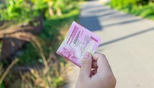 Ilustrasi uang rupiah, 100 ribu. (Photo by Muhammad Daudy on Unsplash)