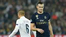 Winger Real Madrid, Gareth Bale bereaksi setelah golnya ke gawang Paris Saint-Germain (PSG) dianulir wasit pada laga Grup A Liga Champions di Parc des Princes, Rabu (18/9/2019). Real Madrid kalah telak dengan skor 0-3. (GEOFFROY VAN DER HASSELT / AFP)